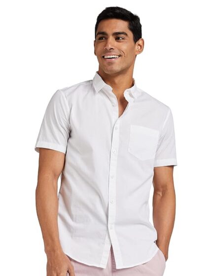 Men’s short sleeve button-down shirt with classic fit and chest pocket
