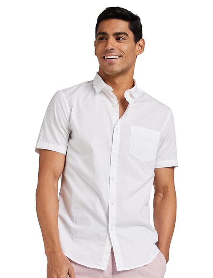 Men’s short sleeve button-down shirt with classic fit and chest pocket